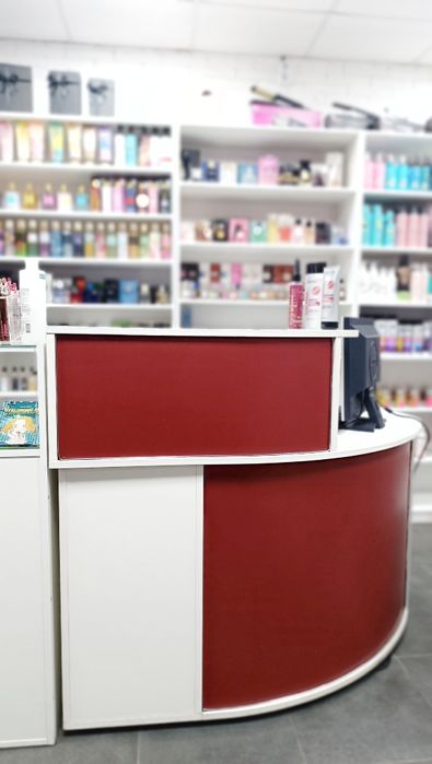 Витрины, стеллажи, ресепшн, примерочная