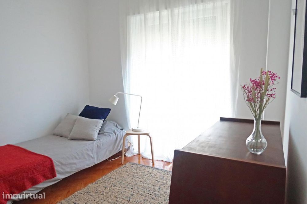 446384 - Quarto com cama de solteiro em...