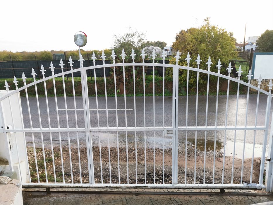 Portão grande em ferro de entrada