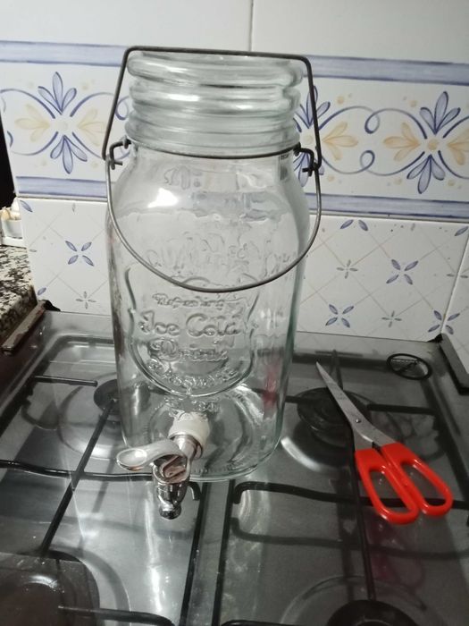 Garrafa grande com torneira