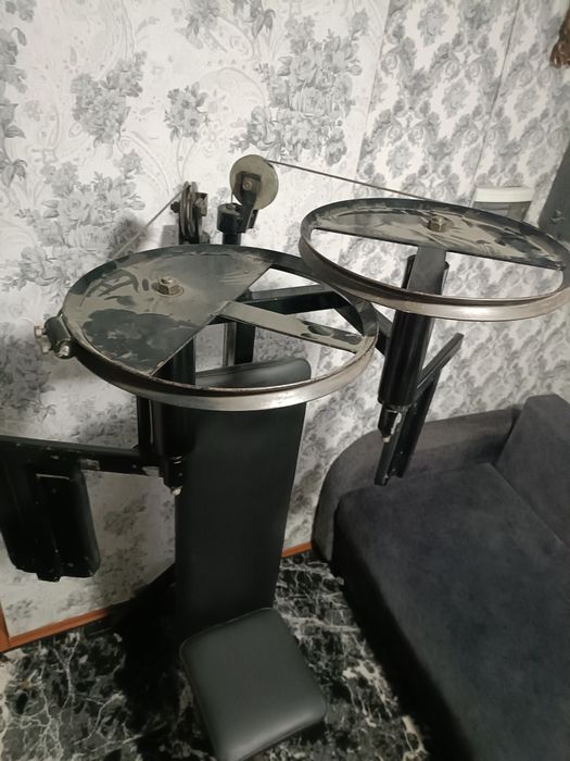 Тренажер зведення грудей