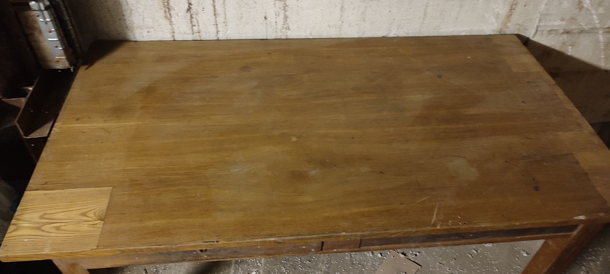 Duży drewniany stół
