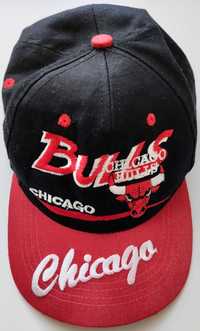 Czapka z daszkiem dla dziecka Chicago Bulls Czarna Czerwony daszek