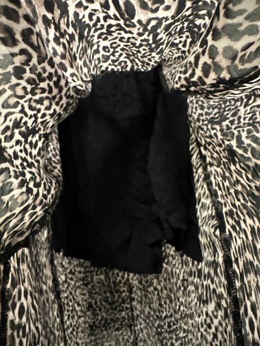 Długa sukienka na ramiączkach z rozcięciem panterka Mohito XS