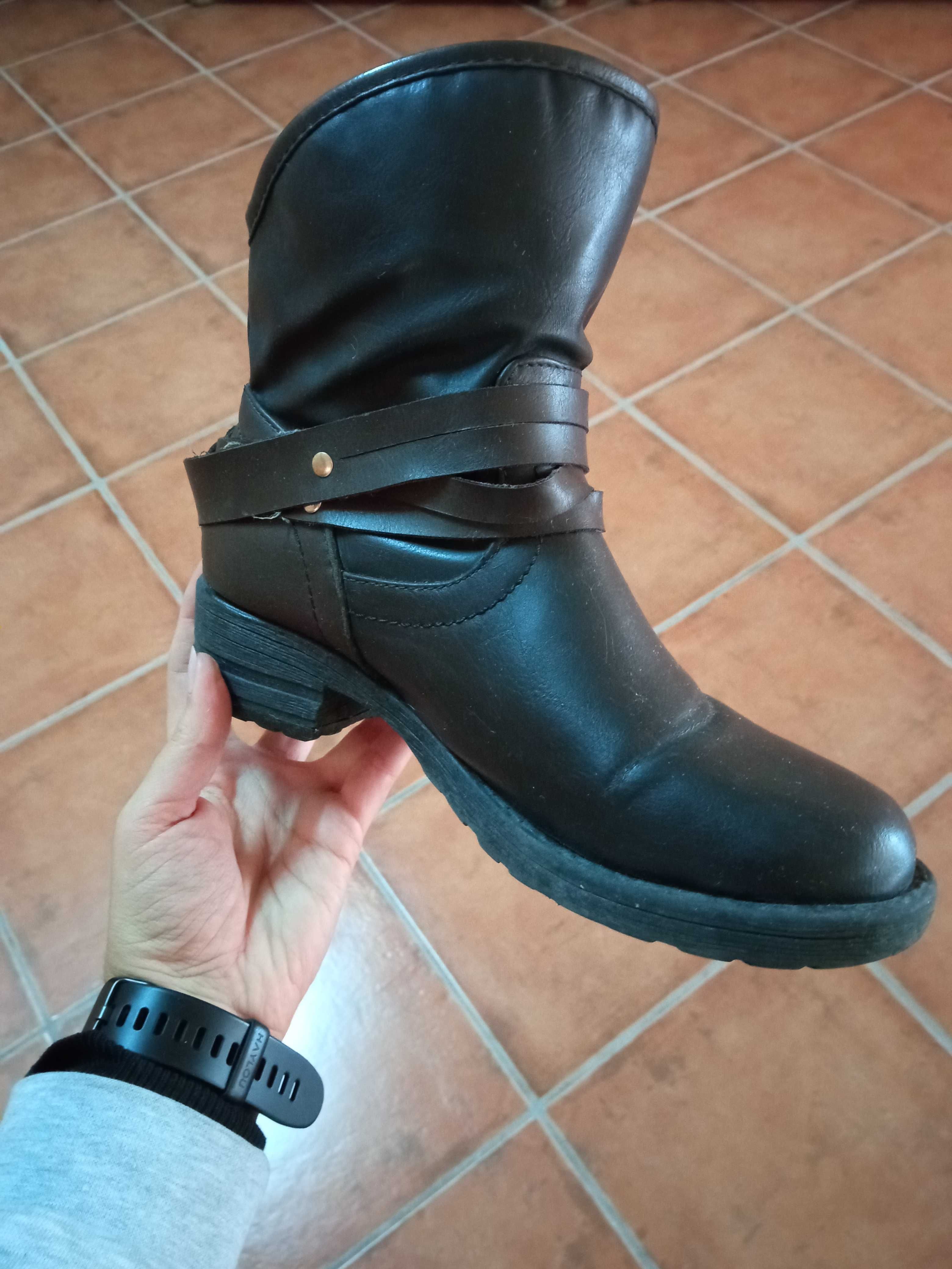 Botas rasas de pele pretas