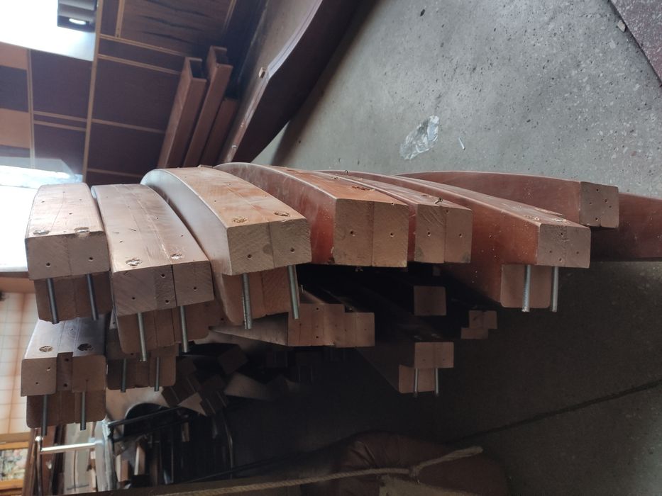 Деревянные опоры, крашенные, ольха