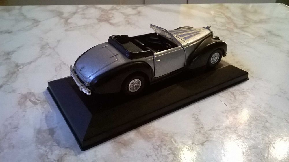 samochód, auto, model cabrio w stylu retro, skala 1:34