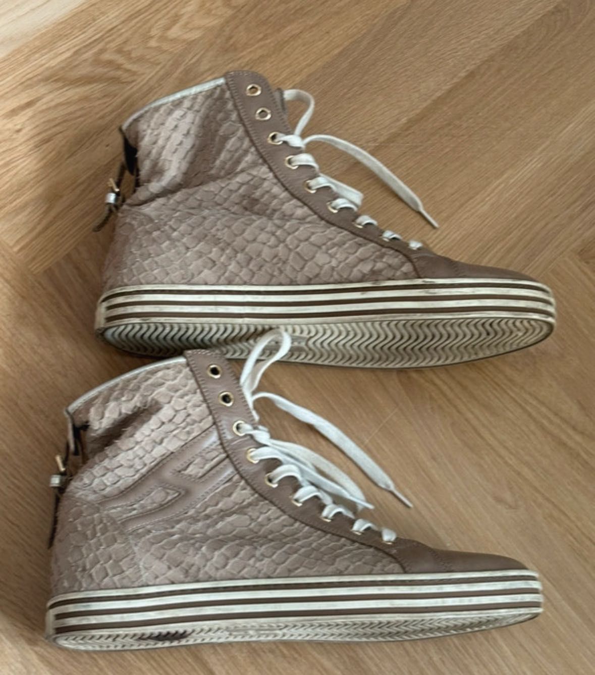 Sneakersy HOGAN z ukrytym koturnem 
Rozm. 39