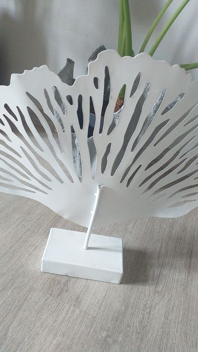 Nietuzinkowy świecznik liść