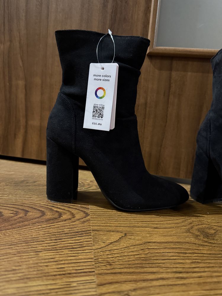 Czarne botki na słupku wsuwane deezee ccc 36