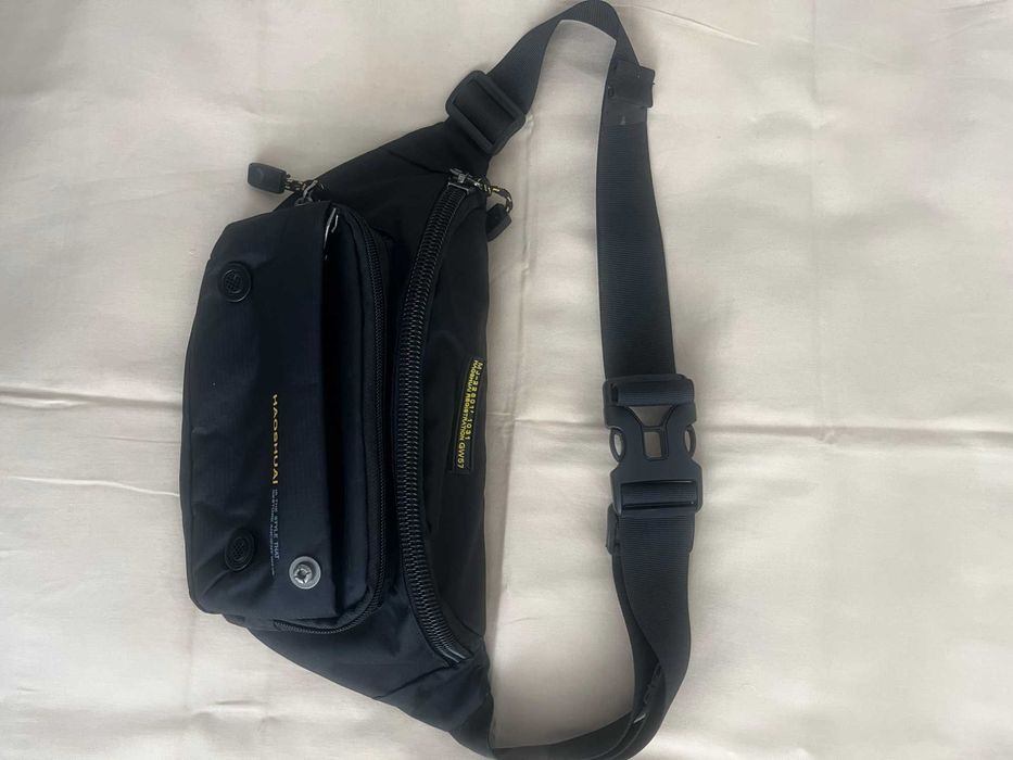 Сумка супер стильная, поясная "бананка", черная. Можно носить на торсе