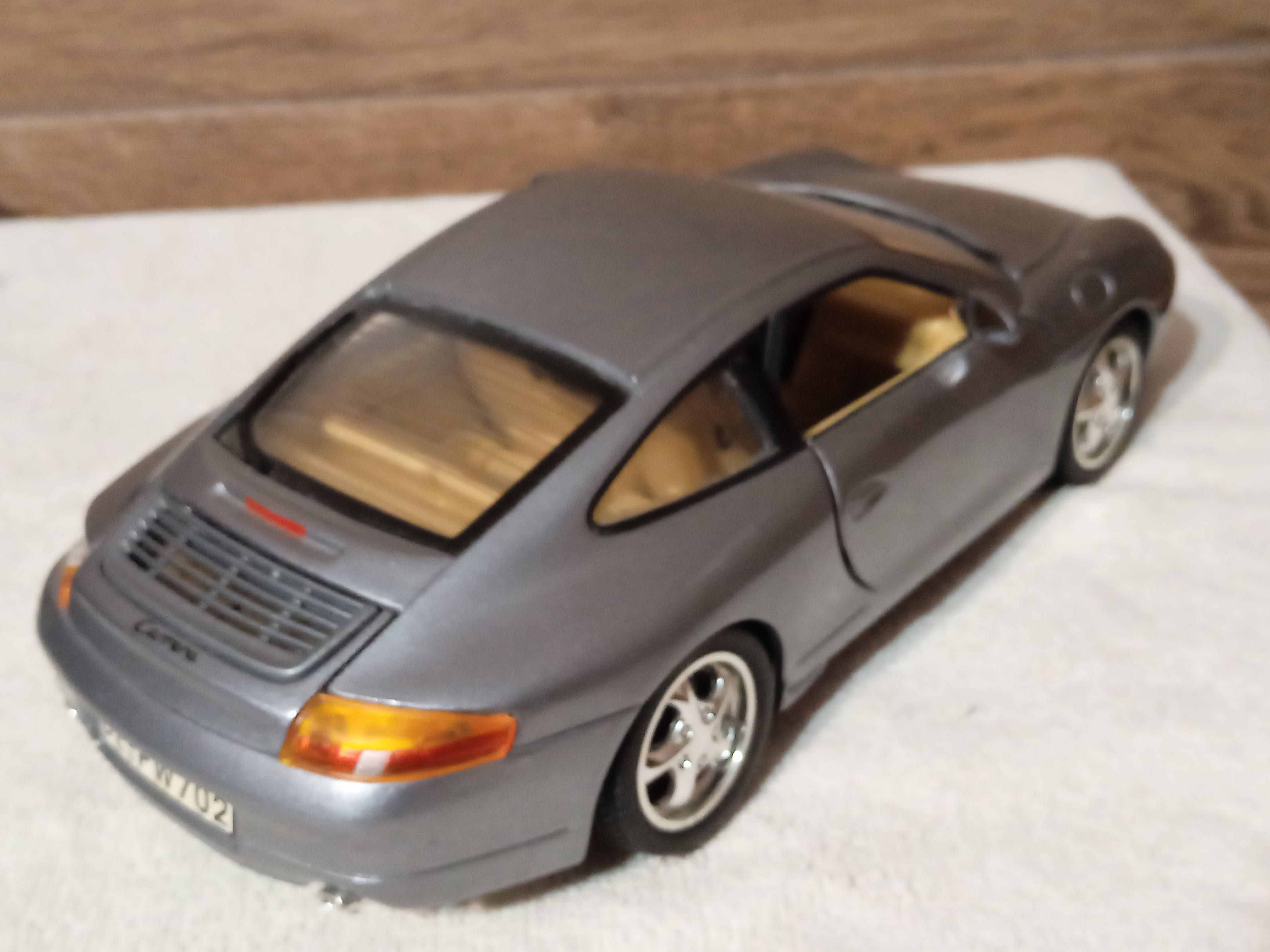 model Porsche 911 (68801) 1/18