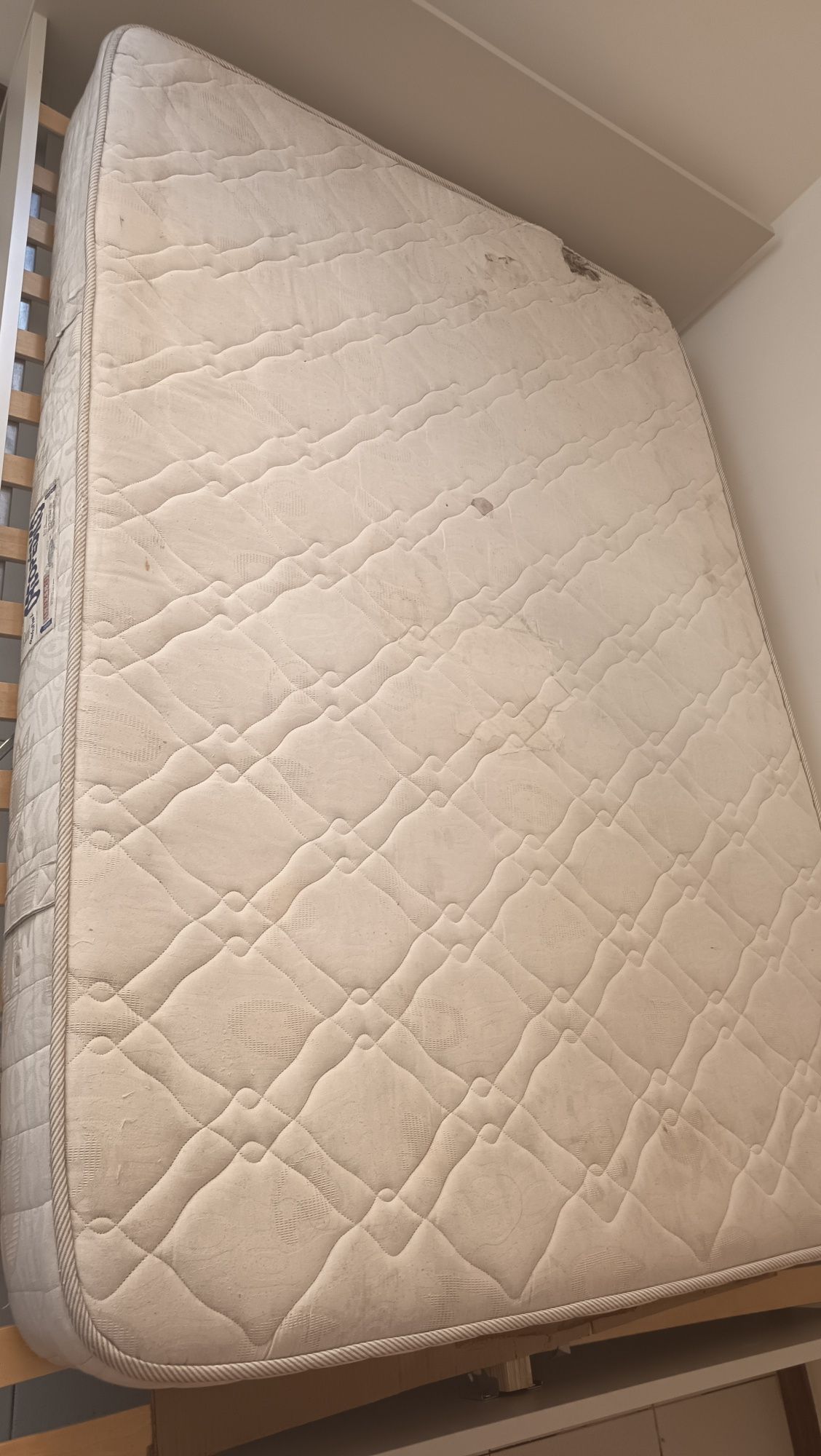 Cama casal com estrado