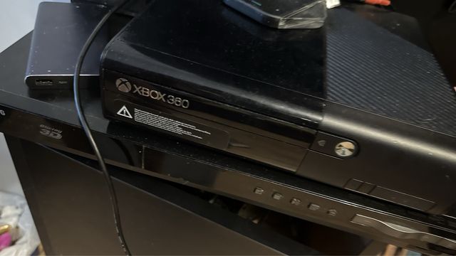 Xbox 360 E kinect pady zasilacz 2 dyski gry