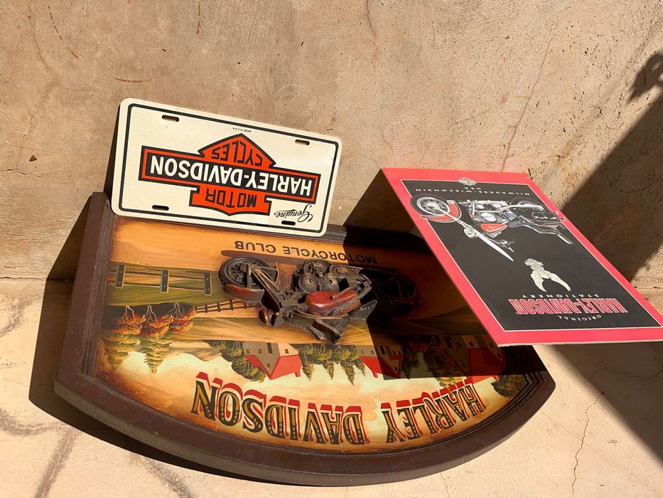 Quadro madeira Harley Davidson Motorcycle Club em relevo