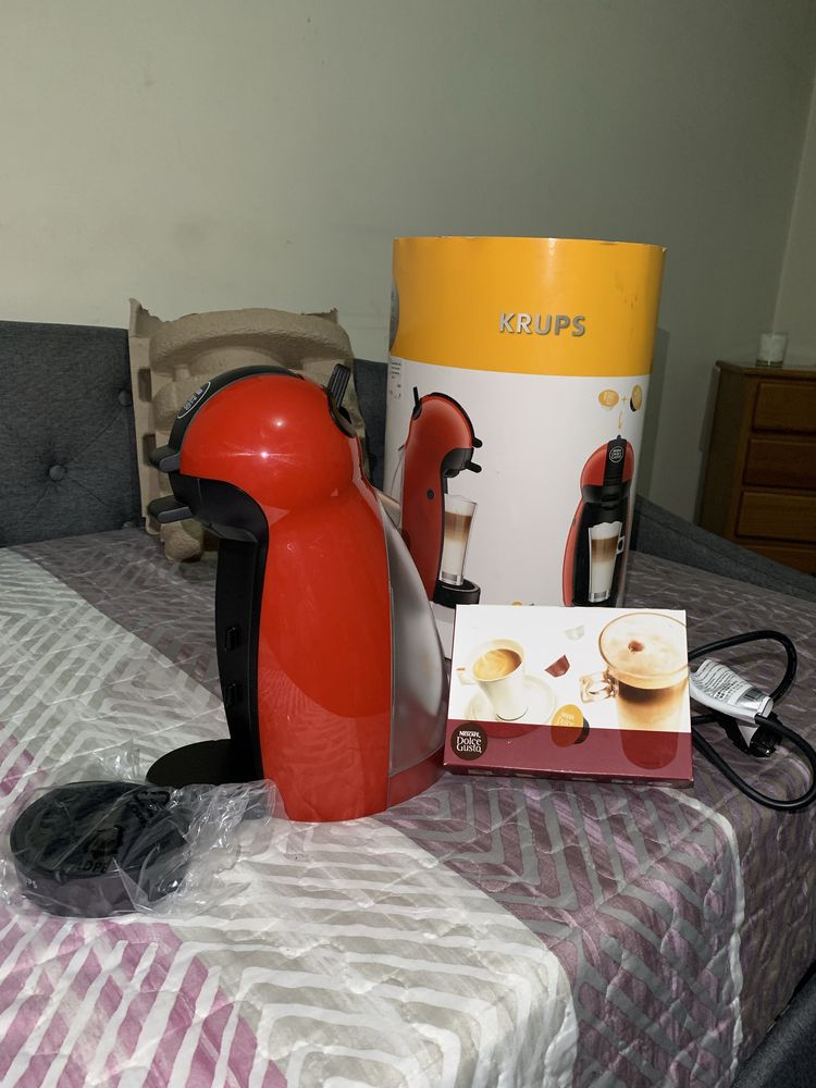 Máquina de café dolce gusto vermelha e preta