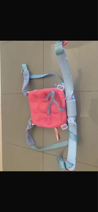 Brinquedo sling para levar bebé a passear ao colo.