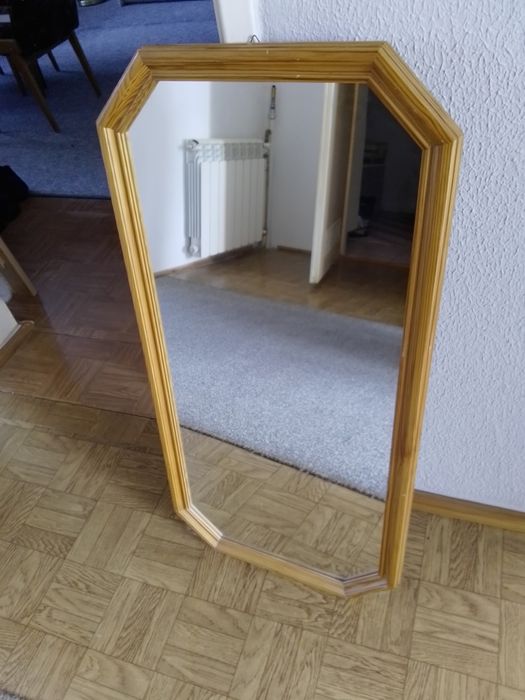 Lustro z drewnianą ramą