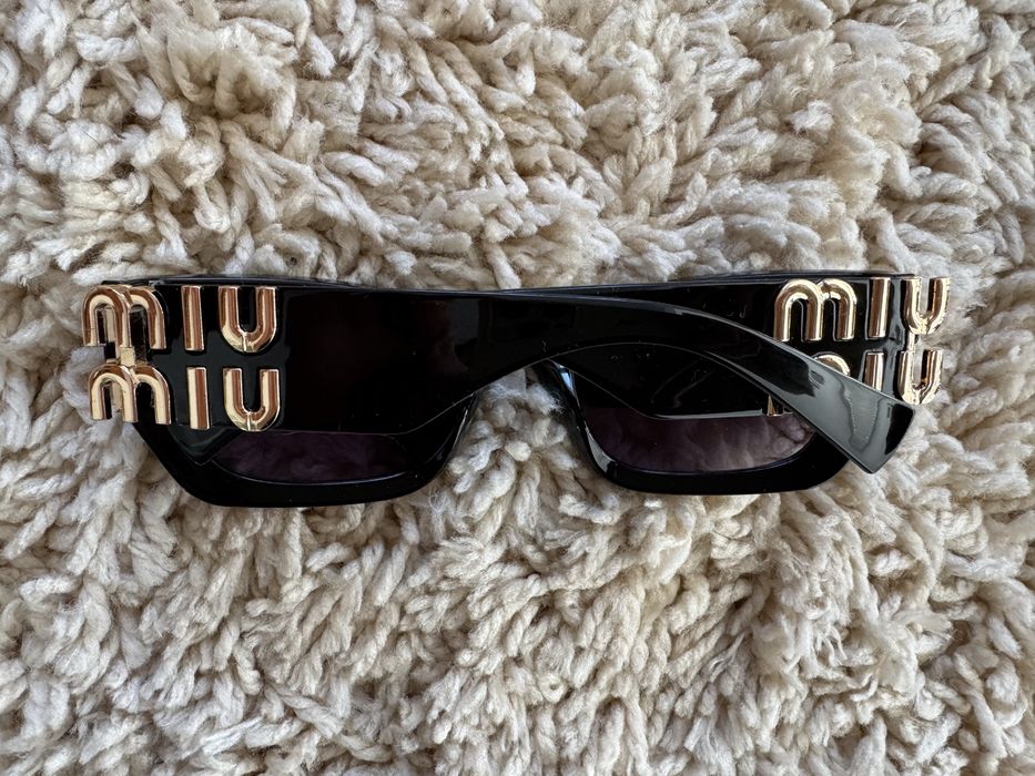 Miu Miu okulary przeciwsłoneczne czarne złote logo damskie wąskie