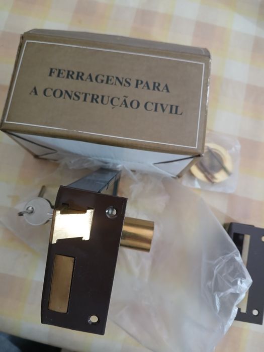 Ferragen para porta nova