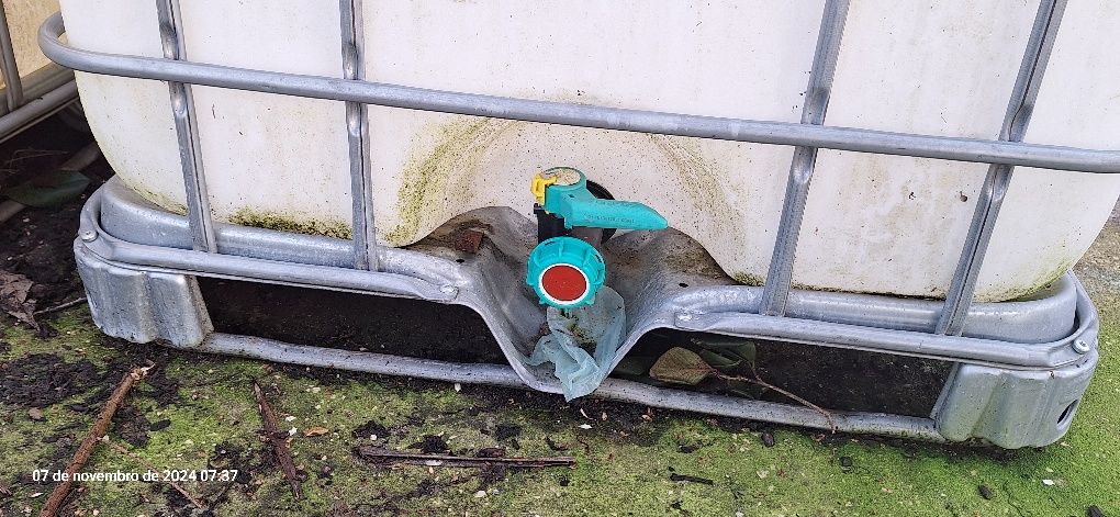 Depósito plástico com grelha metalica1000lt