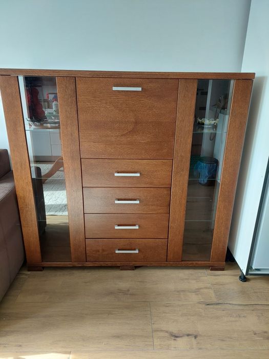 Komoda, witryna, regał z przeszkleniami.