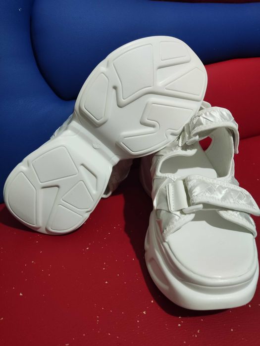 Босоніжки білі на платформі 39 розмір