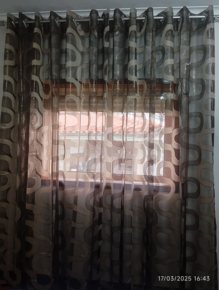 Duas cortinas de organza