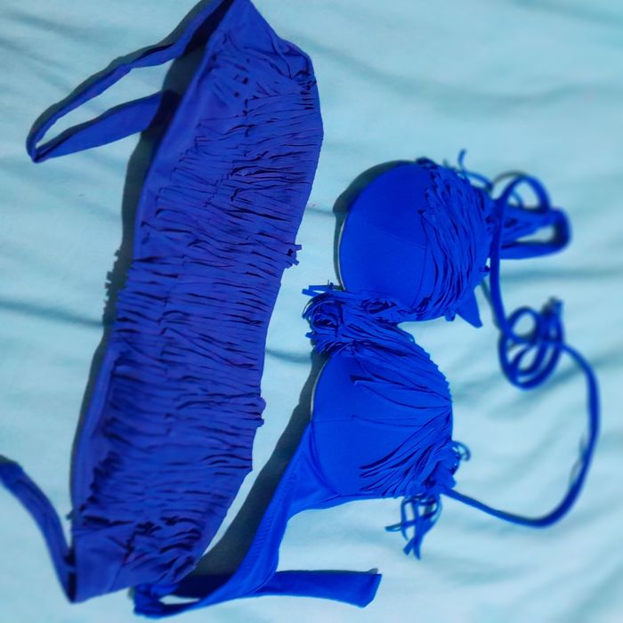 Várias partes de biquínis