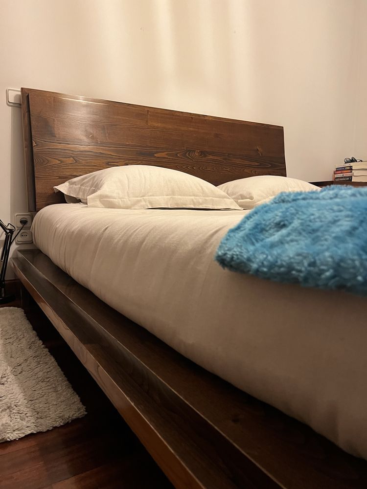 Cama de Casal  + Mesa Cabeceira