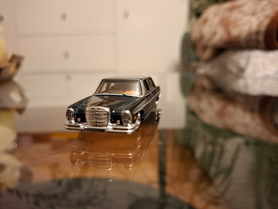 Hot Wheels Premium Mercedes 280 SEL