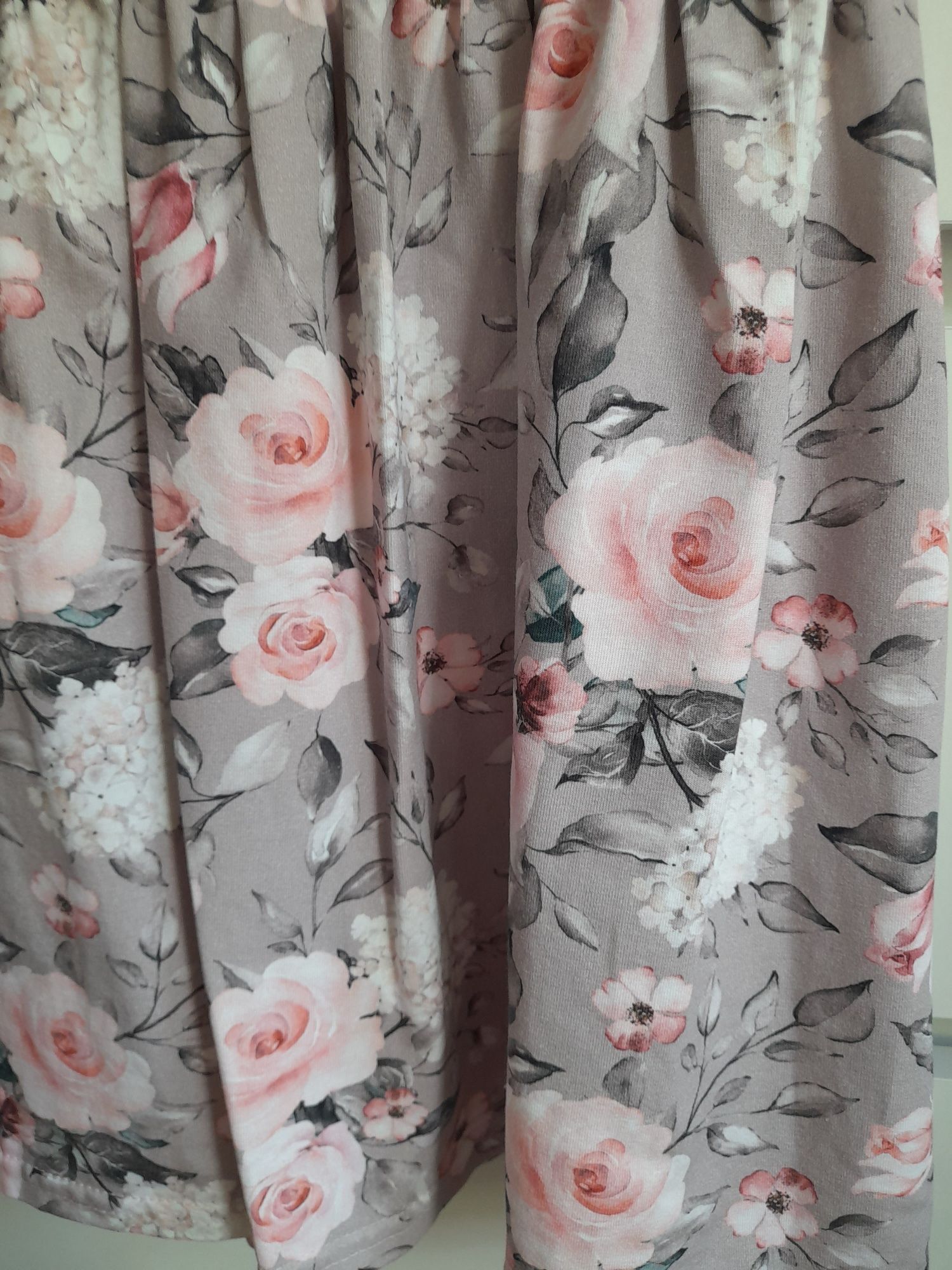Sukienka Lily Grey w kwiaty falbanka rozm. 110/116