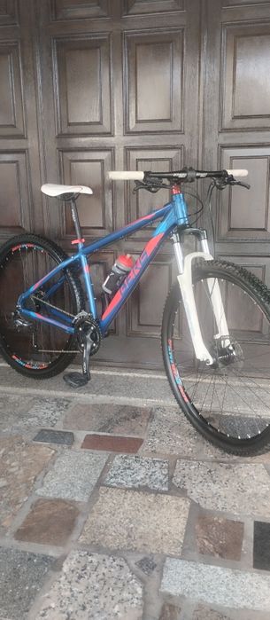 Berg roda 29 M com travões hidráulicos