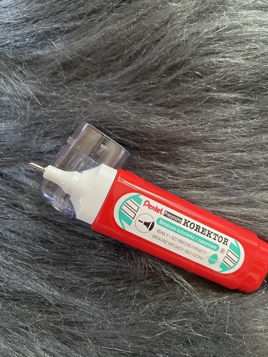 Korektor w piórze Pentel z metalową końcówką