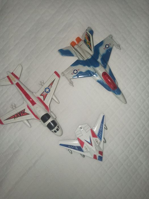 Машинки, іграшки, літаки дитячі