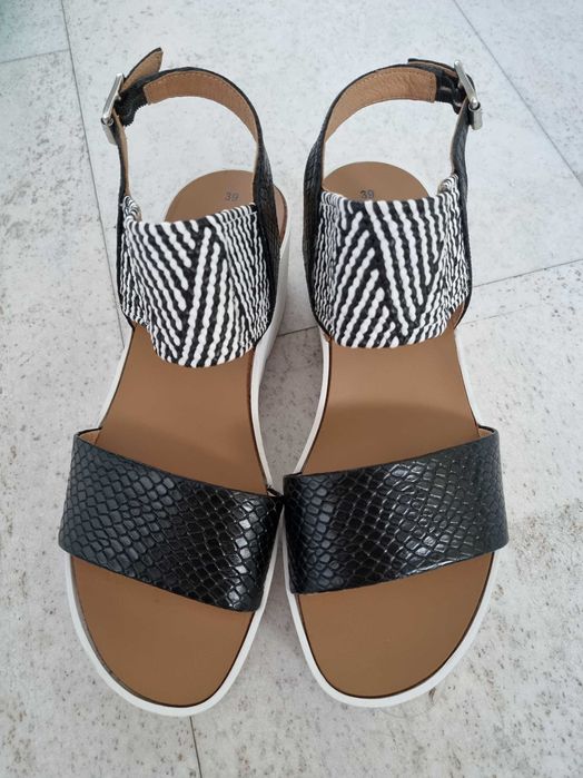 Sandały na koturnie 39