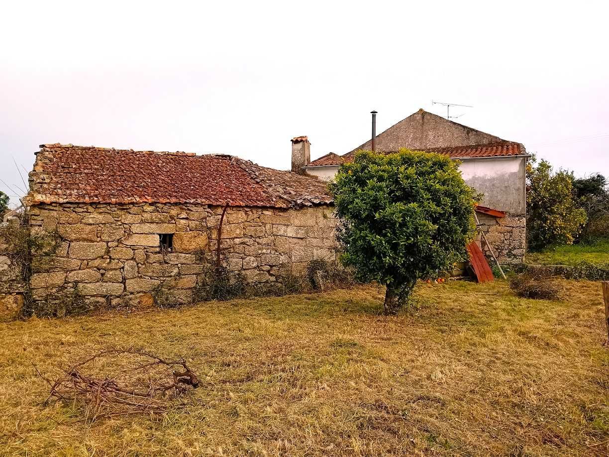 Casa em granito com pátio e jardim nos arredores da aldeia.