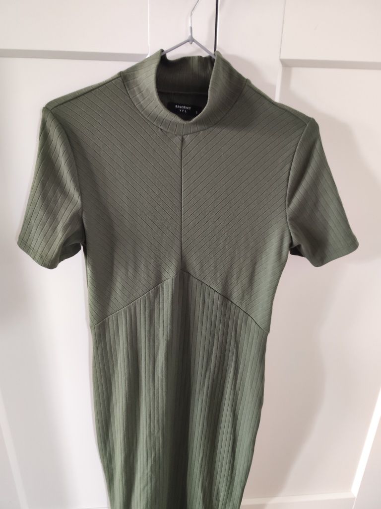 Sukienka MIDI khaki Reserved S obcisła, stójka, krótki rekaw