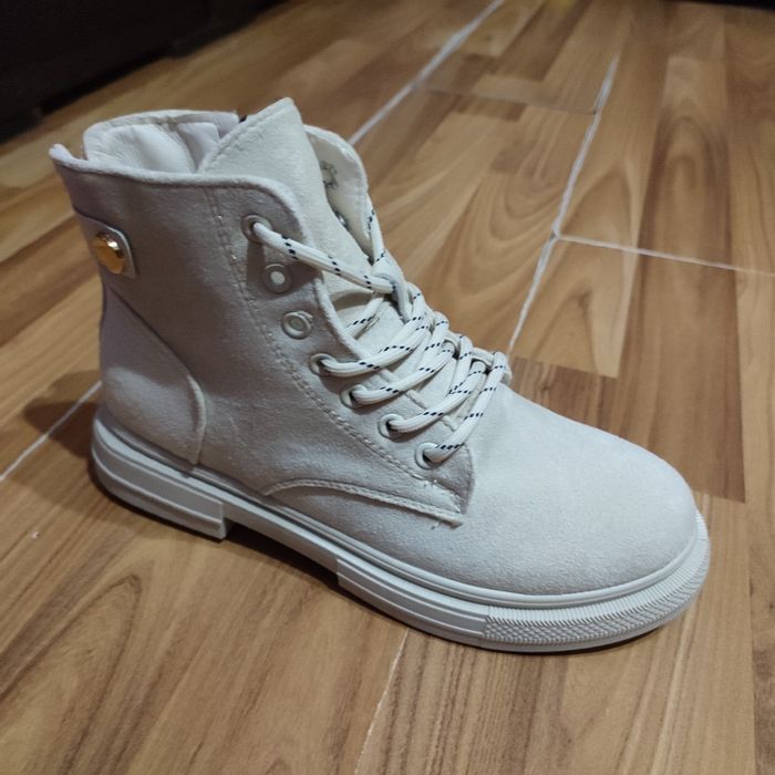 Жіночі черевики.