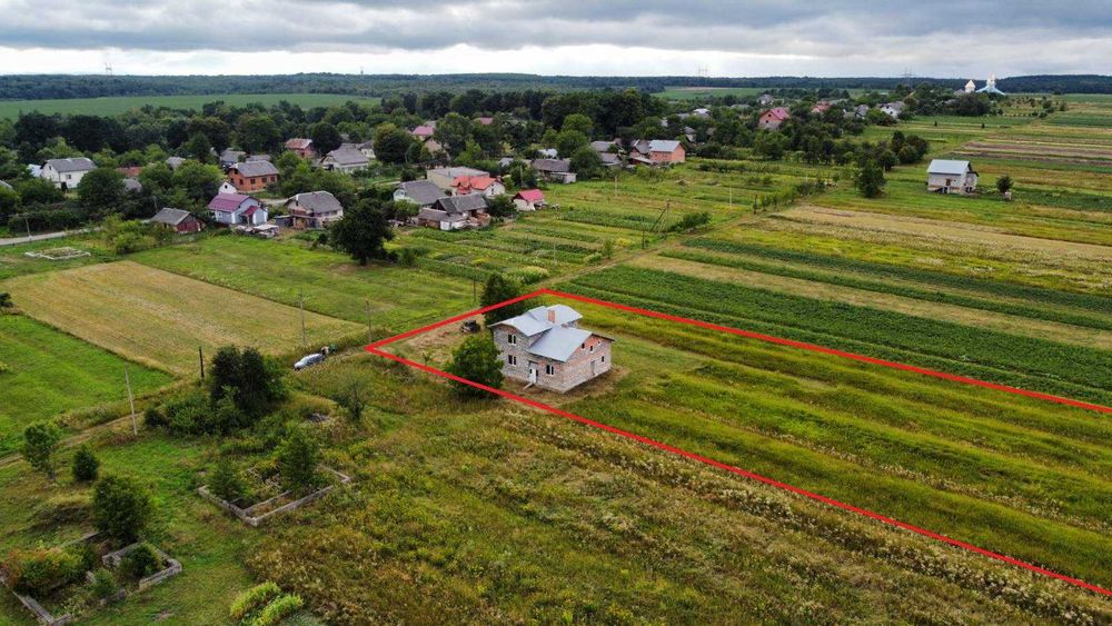 Продається незавершене будівництво  в с .Угільна 20сот.землі!