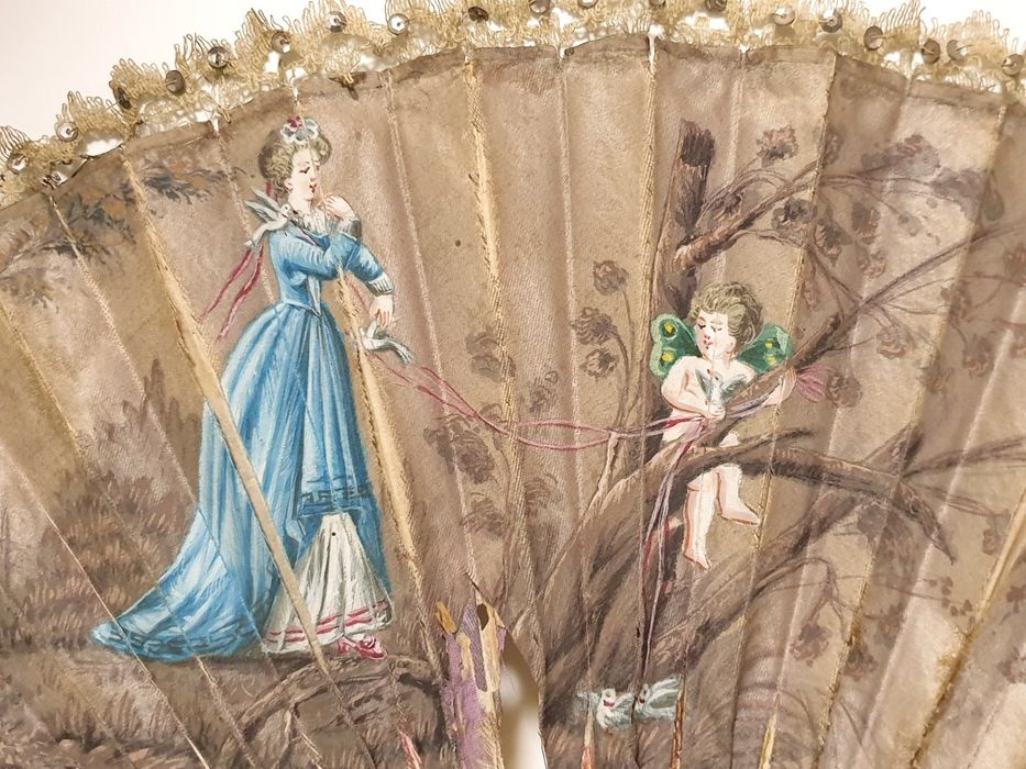 Para restauro: precioso antigo leque com motivo romântico