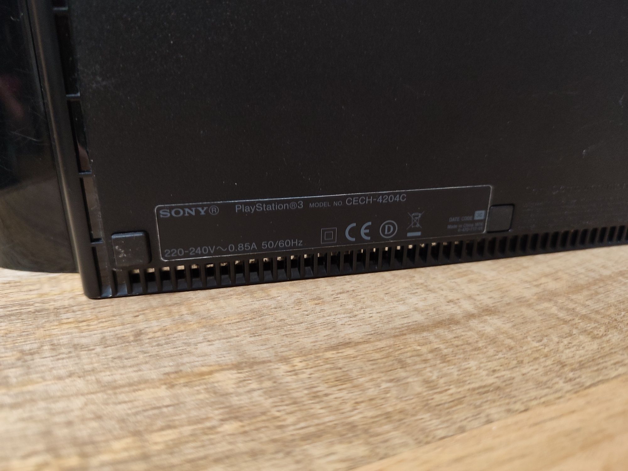 Konsola PlayStation 3 Super Slim pełne okablowanie, pad  i gra