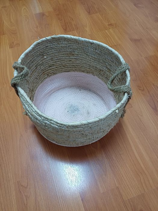 Cesta de fibra bege e rosa