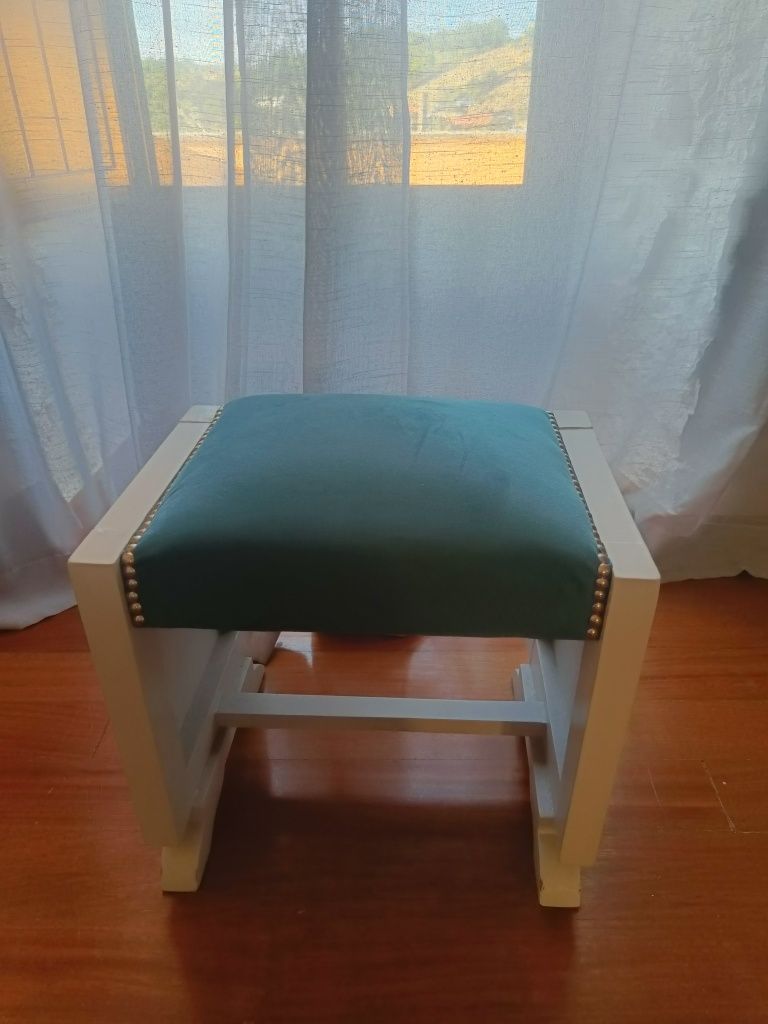 Conjunto Mesas de Cabeceira + banquinho de Quarto