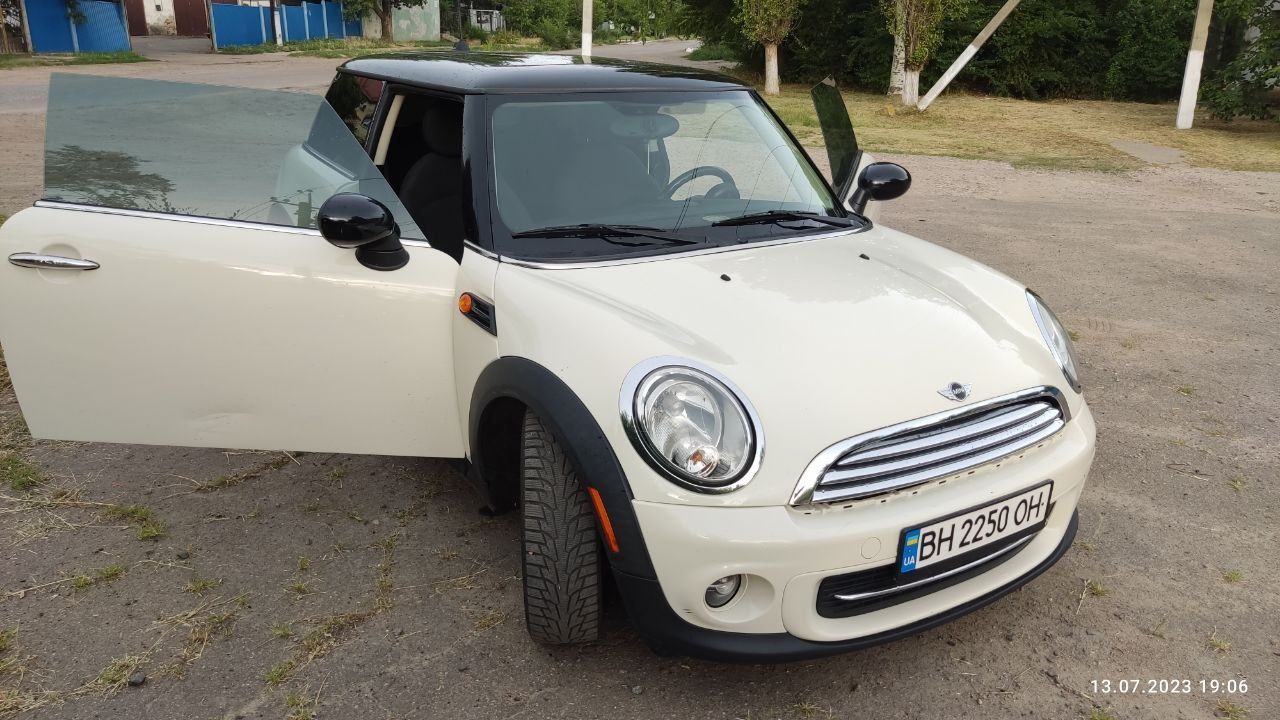 Автомобиль MINI COOPER