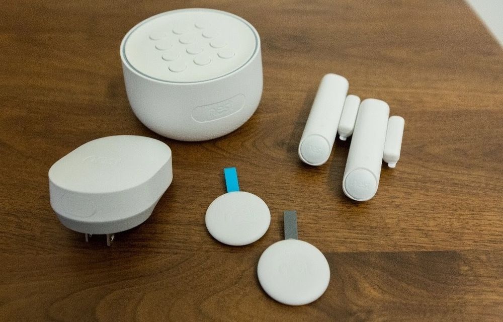 Google Nest Alarm e Nest iq camera com tag e sensores
