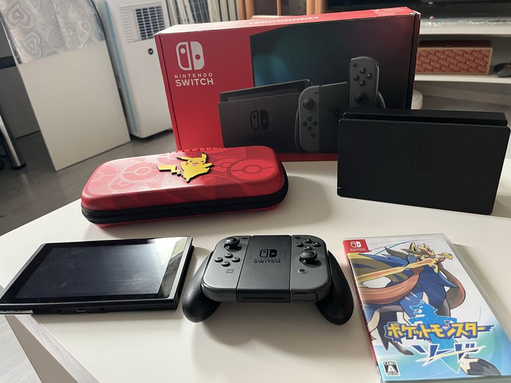 Zestaw Nintendo Switch + Pokémon Sword + Etui Pikachu