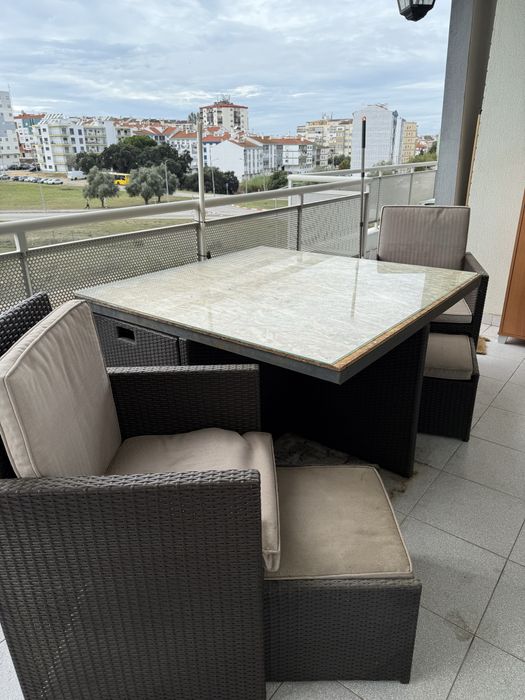 Vendo mesa e cadeiroes de jardim