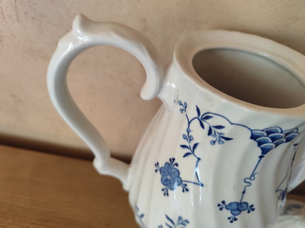 Dzbanek porcelanowy z przykrywką wysokość 24 cm