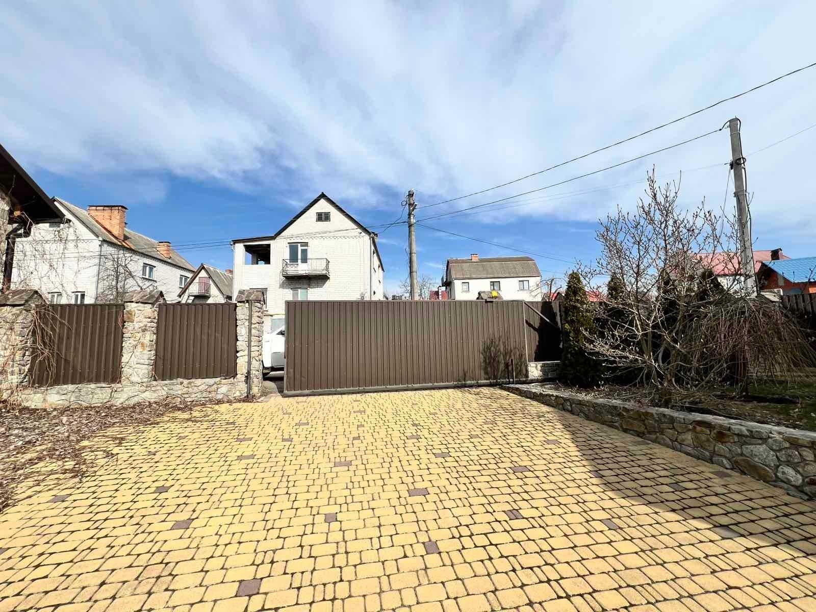 Продаж двохповерхового будинку з ділянкою 10 соток!